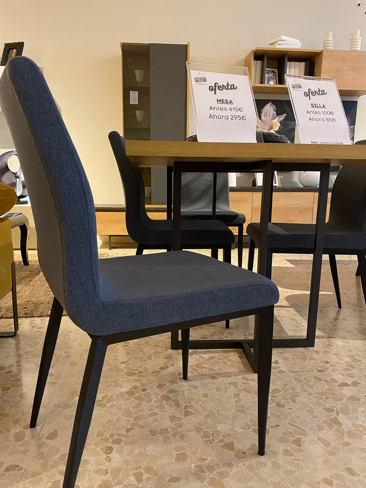satisfacción conformidad Analista Oferta: muebles de salón en exposicion, en la tienda de Almedinilla